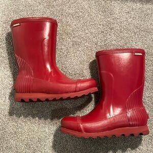 Red Sorel Mid Calf Rain-boots. Size 6.
